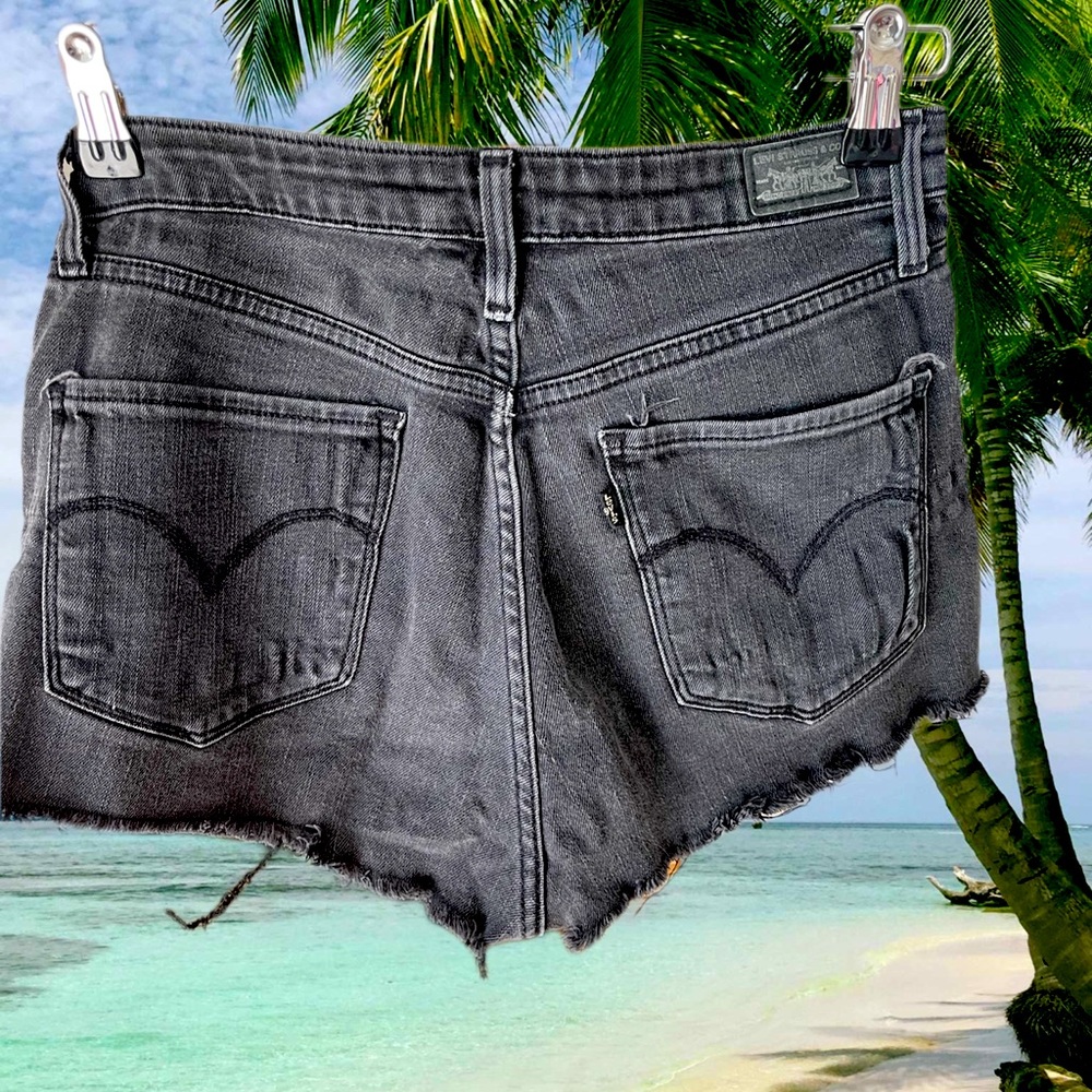 Very cool black tab Levi’s jean shorts. Washed distressed black/gray.